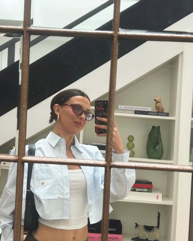 Millie Bobby Brown en una camisa cropped de Ralph Lauren. 