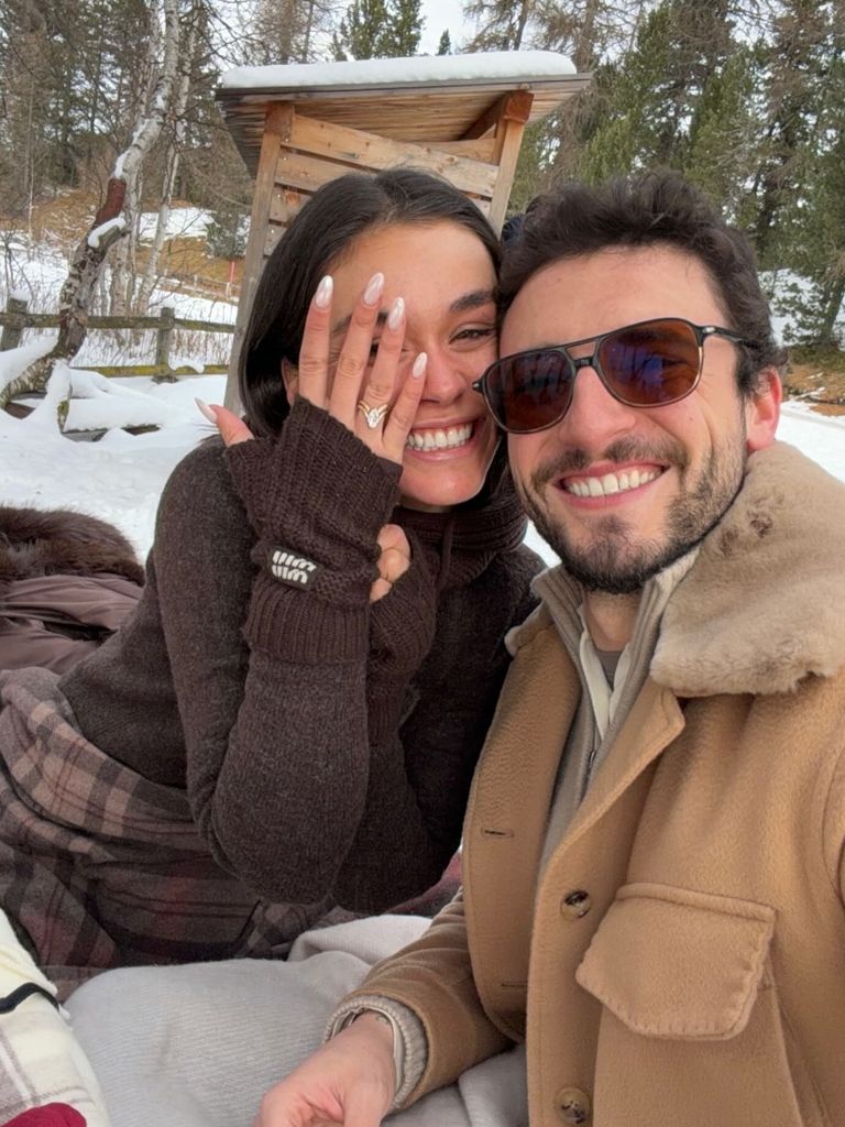 Clara mostrando su anillo de pedida