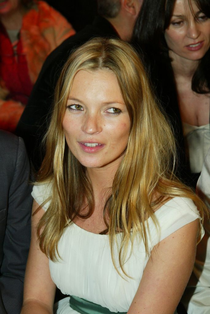 Kate Moss en el desfile de John Galliano Ready-To-Wear 2004 en París