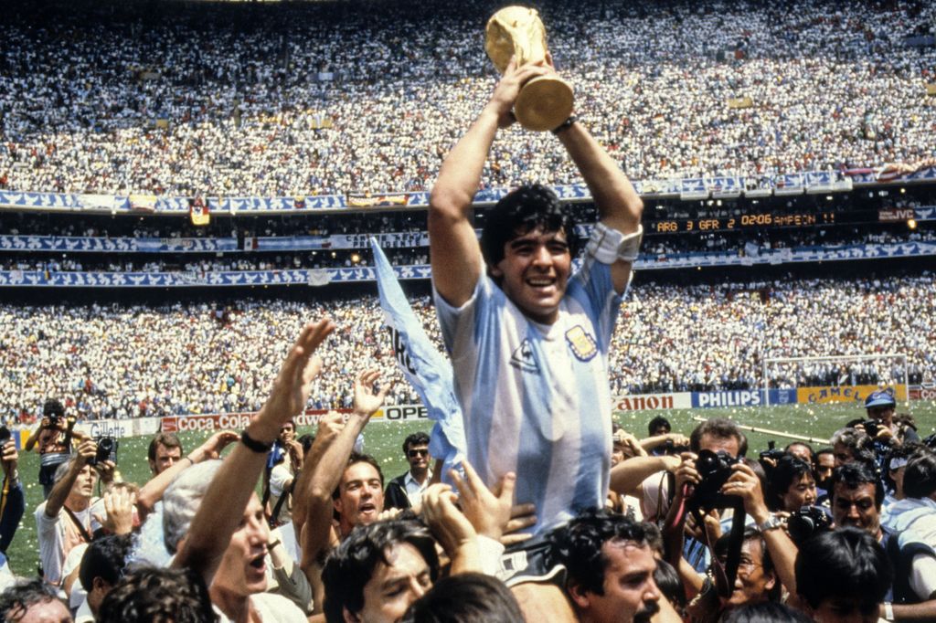 Diego Armando Maradona de Argentina durante la final de Copa Mundial de 1986 en el Estadio Azteca. 