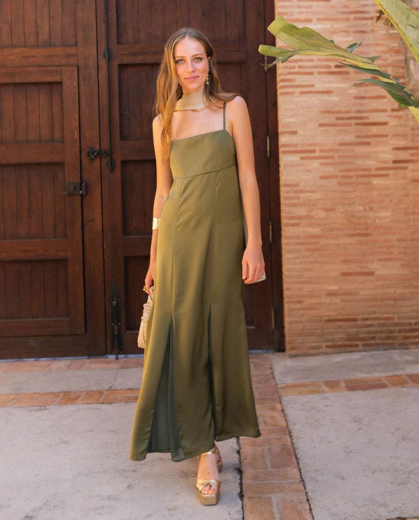 Looks de invitada para bajitas corte imperio