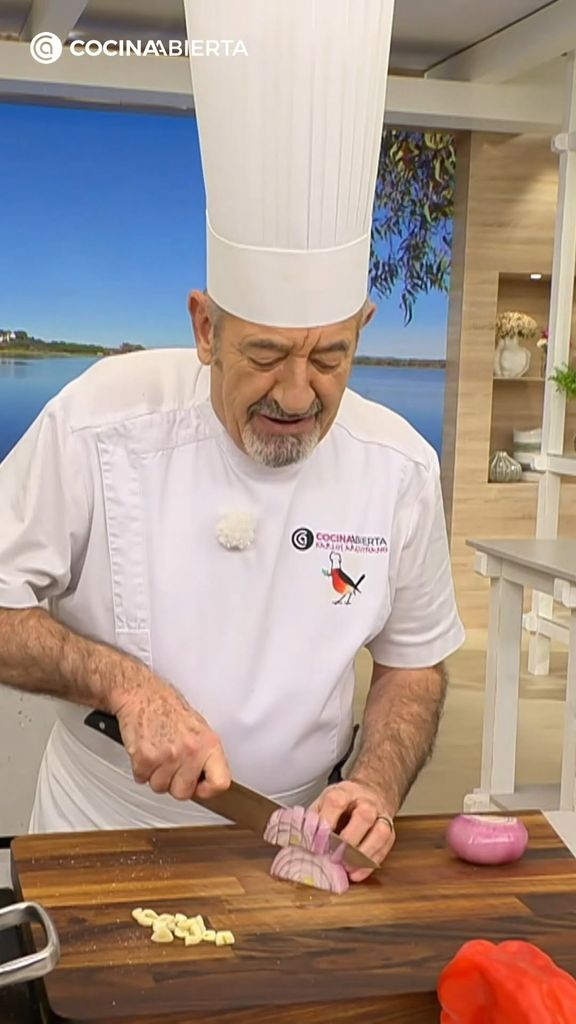 Karlos Arguiñano cocinando en su programa. 