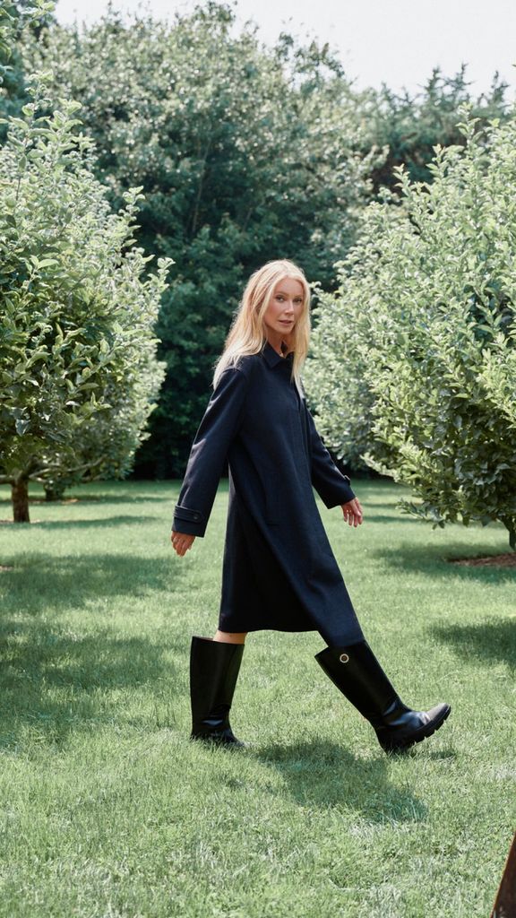 Gwyneth Paltrow con botas paseando por un jardín