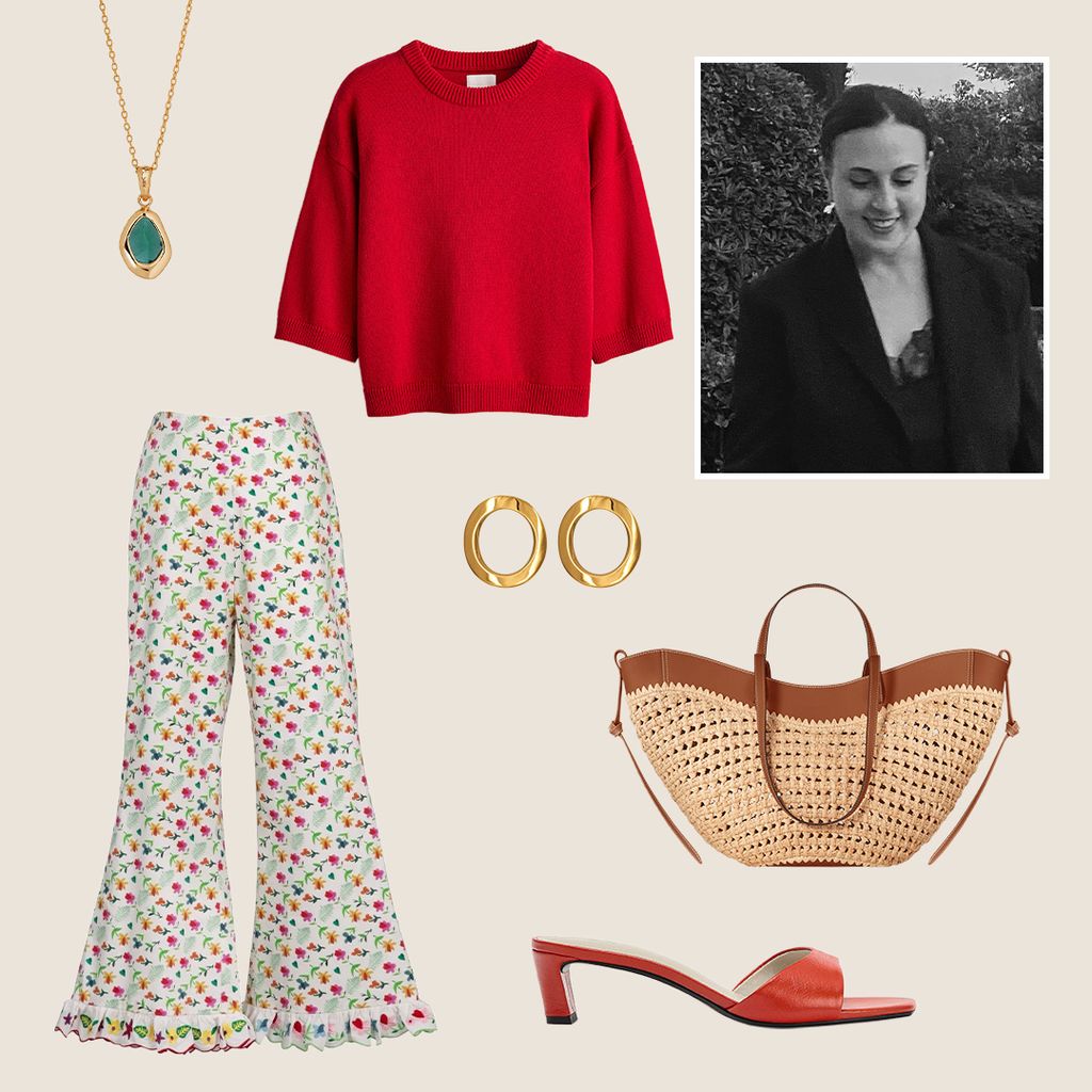 Look de verano con pantalón flare de flores bordadas y top rojo