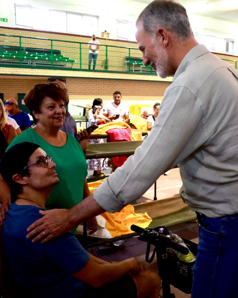 Felipe VI durante su visita al Polideportivo Municipal La Chopera, en Villamanta (Madrid)