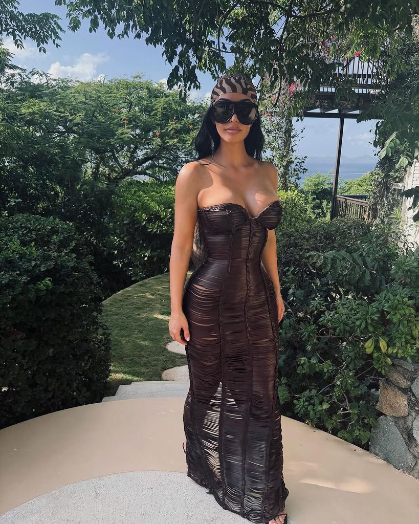 Kim Kardashian lució un conjunto ajustado de tonos oscuros para la ocasión