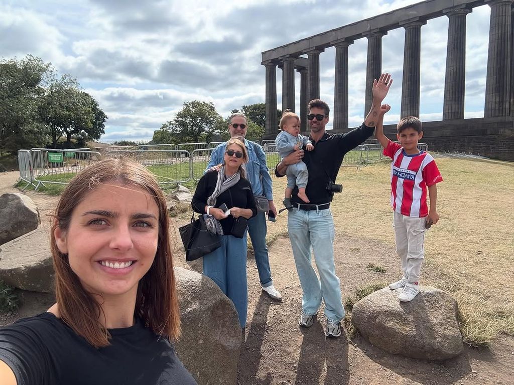 Michelle Renaud con su esposo, sus hijos y sus suegros, como turistas en Edimburgo.