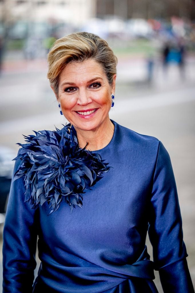 Máxima de Holanda asiste a la Gala Musical de Navidad con un look festivo: top con plumas y pendientes de zafiros
