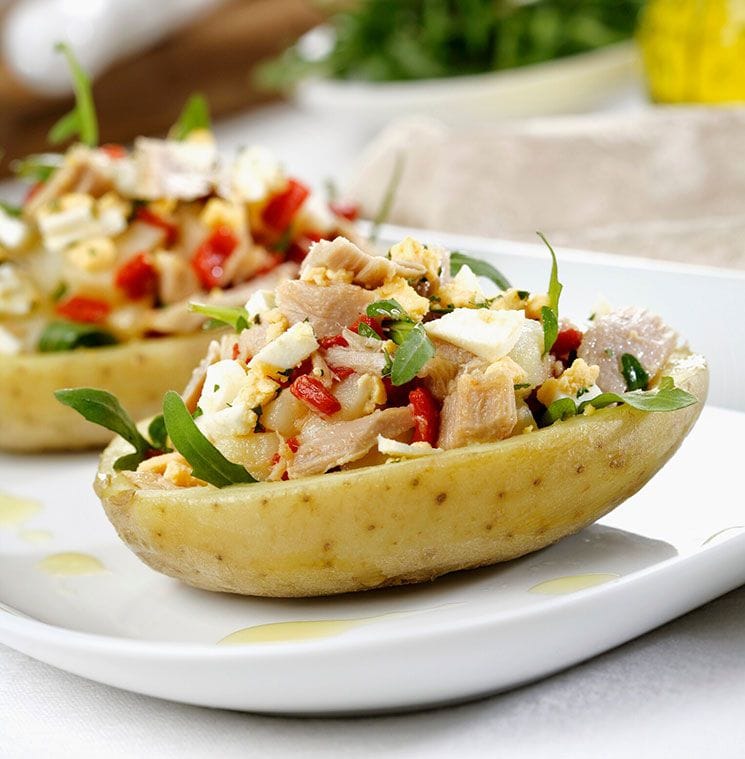 Patatas rellenas de ensalada de atún