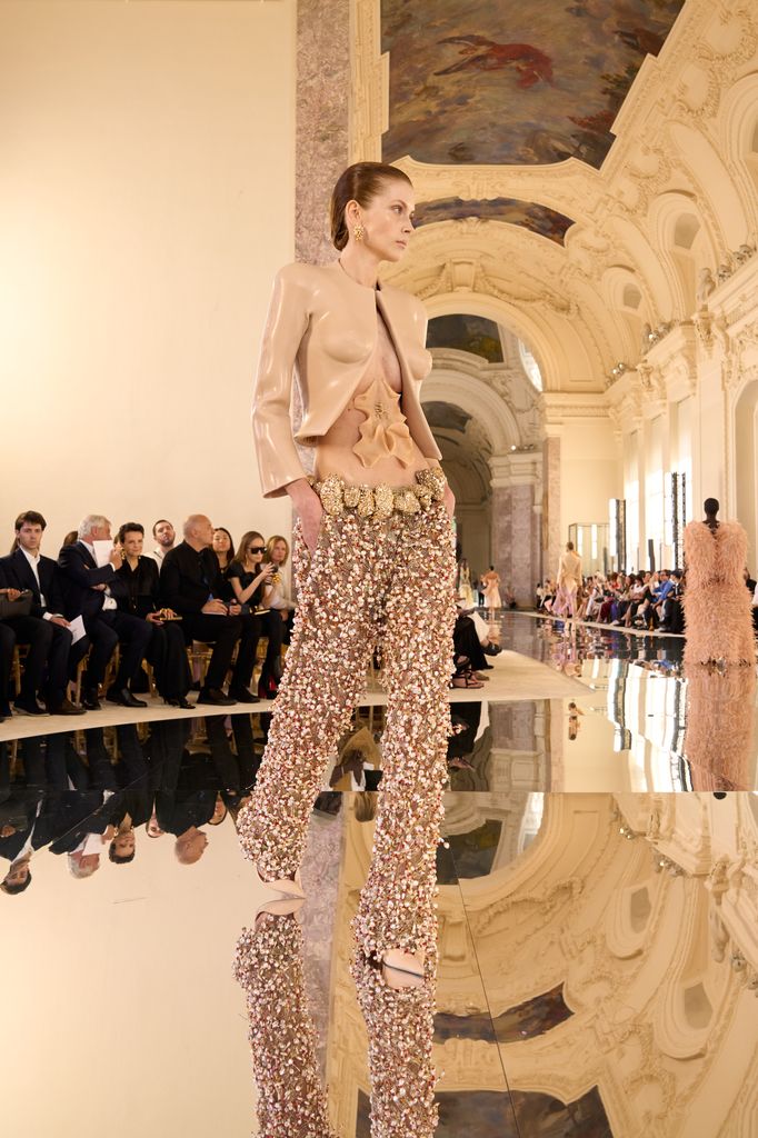 Tras reconciliarse con Taylor Swift para su boda, Karlie Kloss aterriza en París para Schiaparelli una colección inspirada en Gaudí