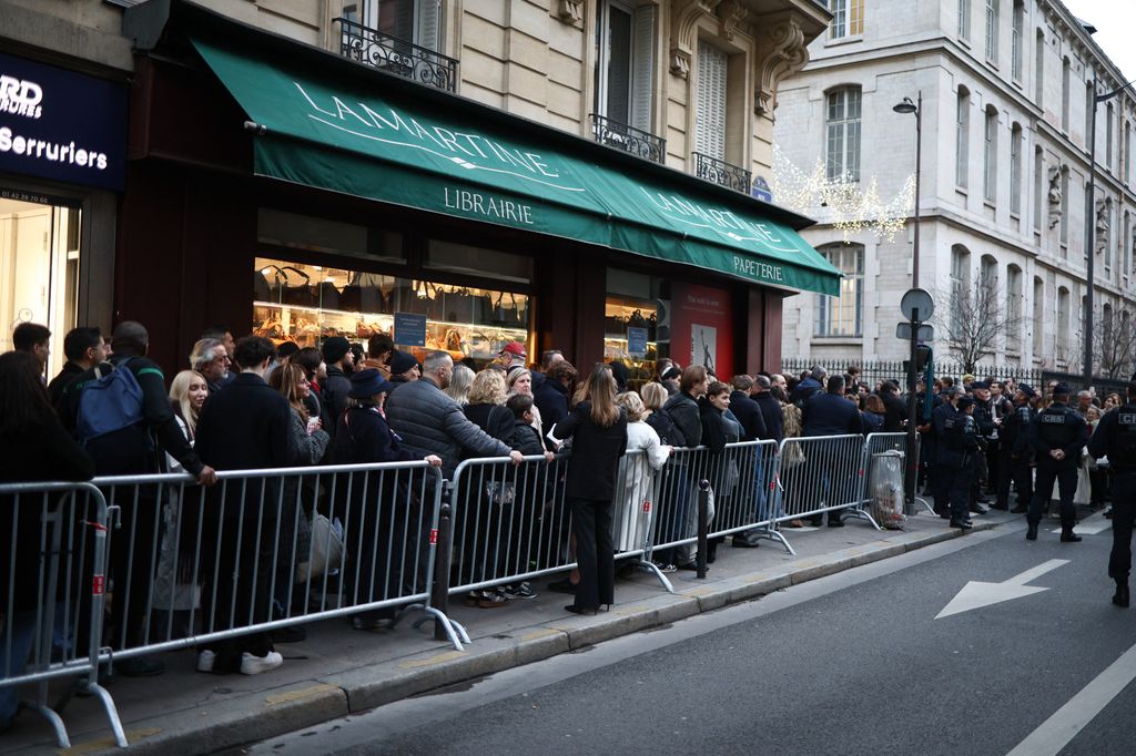 La gente abarrotó las inmediaciones de la librería donde firmaba Sarkozy