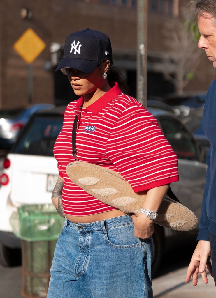 Un vistazo al bolso en forma de baguette que ha lucido Rihanna en Nueva York