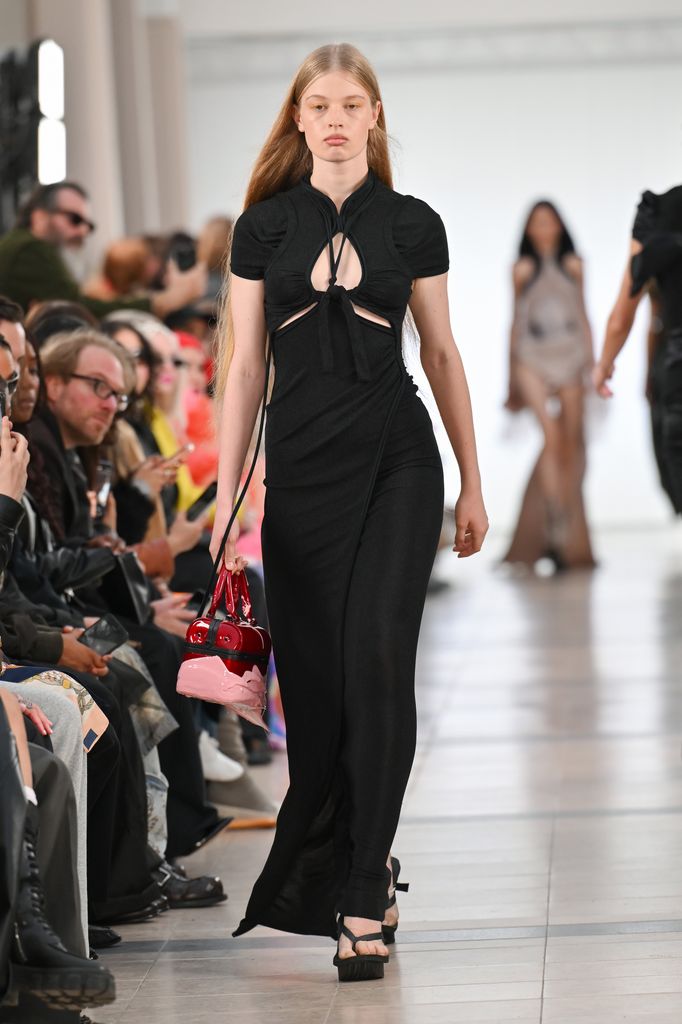 Vivian Jenna Wilson en la pasarela de Ottolinger Womenswear Spring/Summer 2026en el Paris Fashion Week en octubre de 2025. 