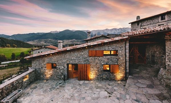 Lo rural y el diseño se dan la mano en esta casa ubicada en la catalana Cerdenya