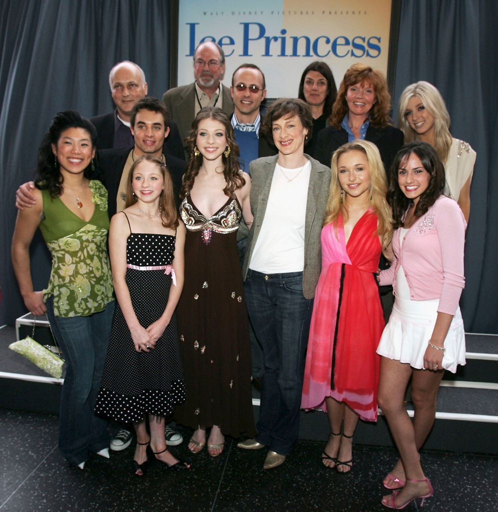 Michelle Trachtenberg y Hayden Panettiere junto al resto de sus compañeros de 'Soñando, soñando... triunfé patinando' en la premiere de la película