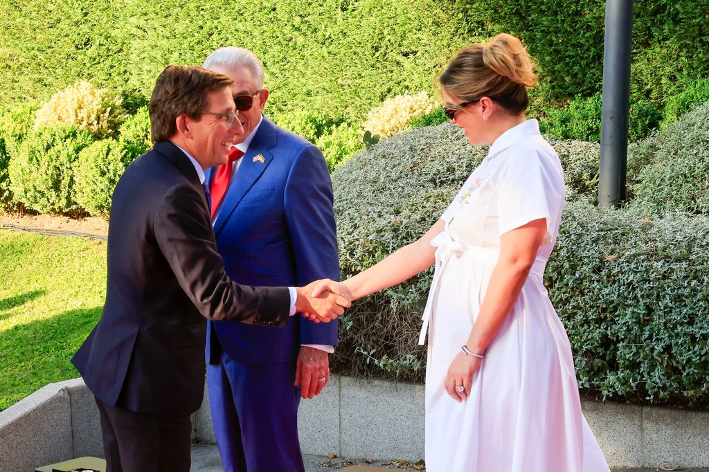 Benjamín León Jr. y Mavileibys  saludaron al alcalde de Madrid, José Luis Martínez-Almeida, a su llegada a la recepción organizada por la Embajada de Estados Unidos