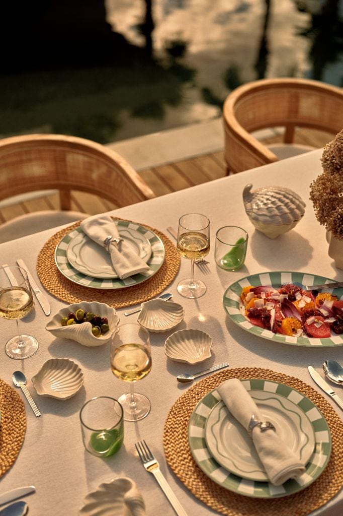 Mesa de verano en blanco, verde y fibra