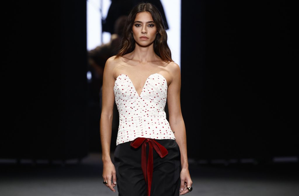 Rocío Crusset desfila para la colección "Pedro del Hierro" durante la Pasarela Cibeles Mercedes-Benz Fashion Week Madrid 2025 en Madrid, el jueves 20 de febrero de 2025.