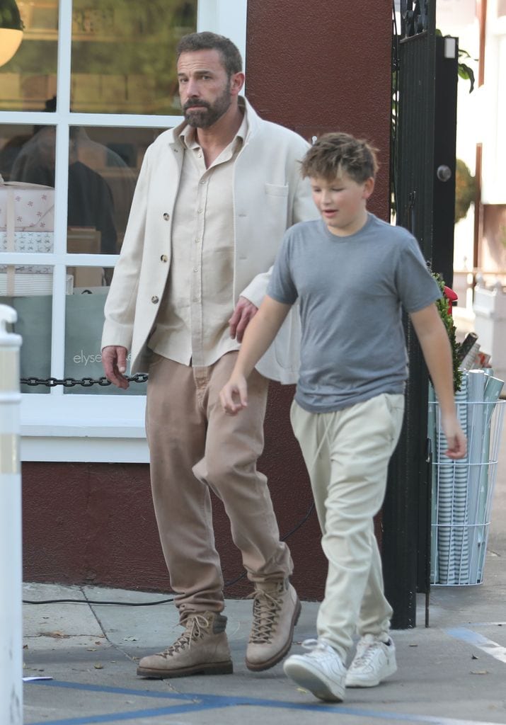 Ben Affleck y su hijo Samuel disfrutaron de una salida de compras en un centro comercial en Los Ángeles.