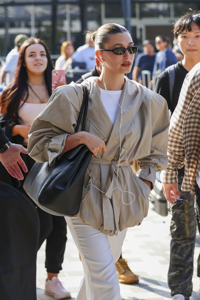 Hailey Bieber lleva una nueva reinterpretación de la flat bag.