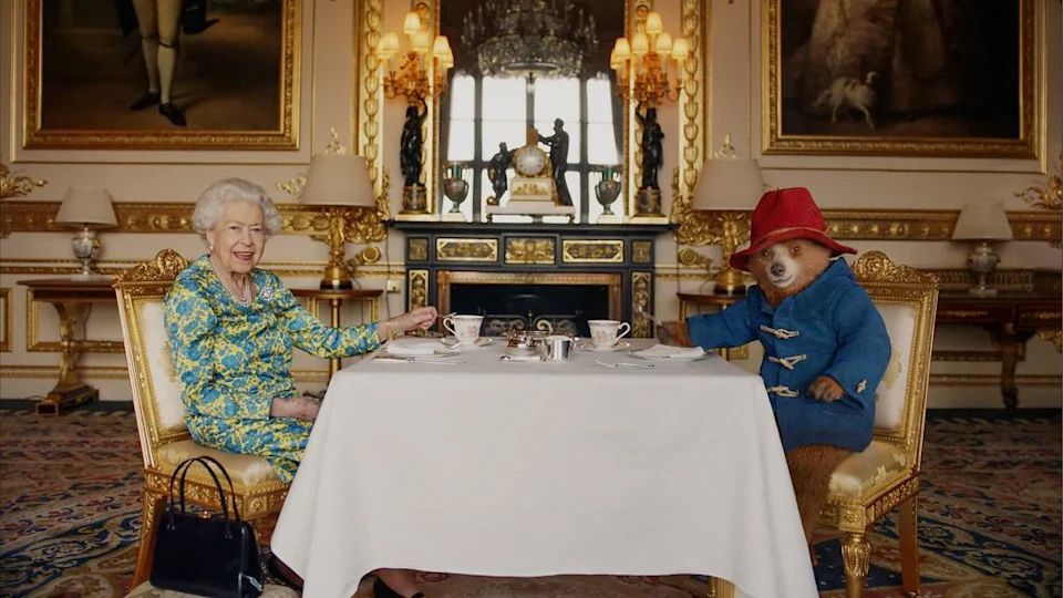 La reina Isabel II participó en un sketch legendario con el oso ficticio para celebrar su Jubileo de Platino