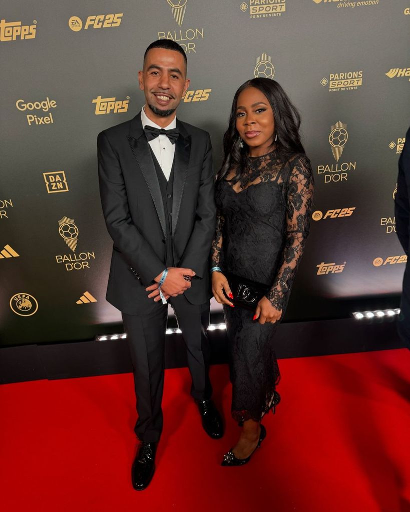 Plano entero de Mounir Nasraoui y Sheila Ebana, padres de Lamine Yamal, en el Balón de Oro 2024
