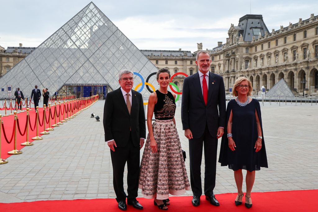 Los Reyes posan con Thomas Bach, presidente del Comité Olímpico Internacional (COI), y su mujer Claudia Bach