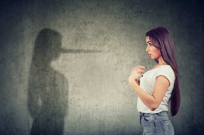 mujer con la nariz larga por mentir