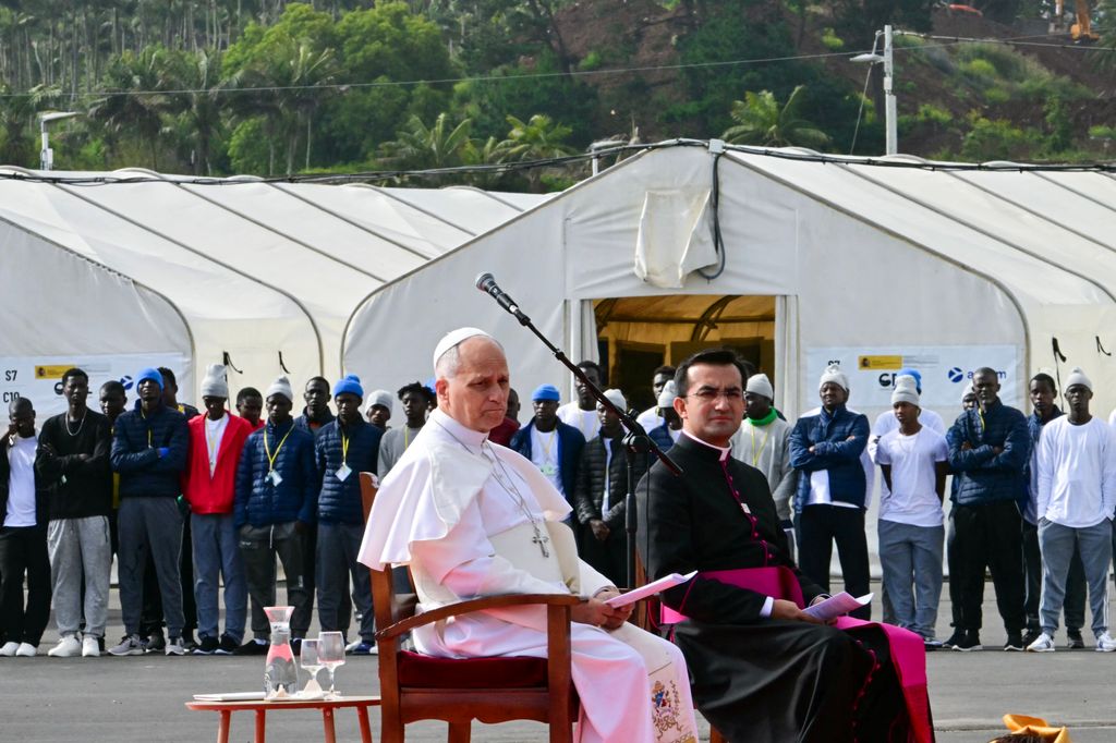 El Papa León XIV se reúne con migrantes en el centro "Las Raíces" en San Cristóbal de La Laguna, en la isla de Tenerife, el 12 de junio de 2026