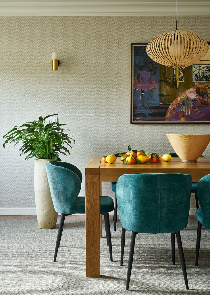Comedor con planta grande.