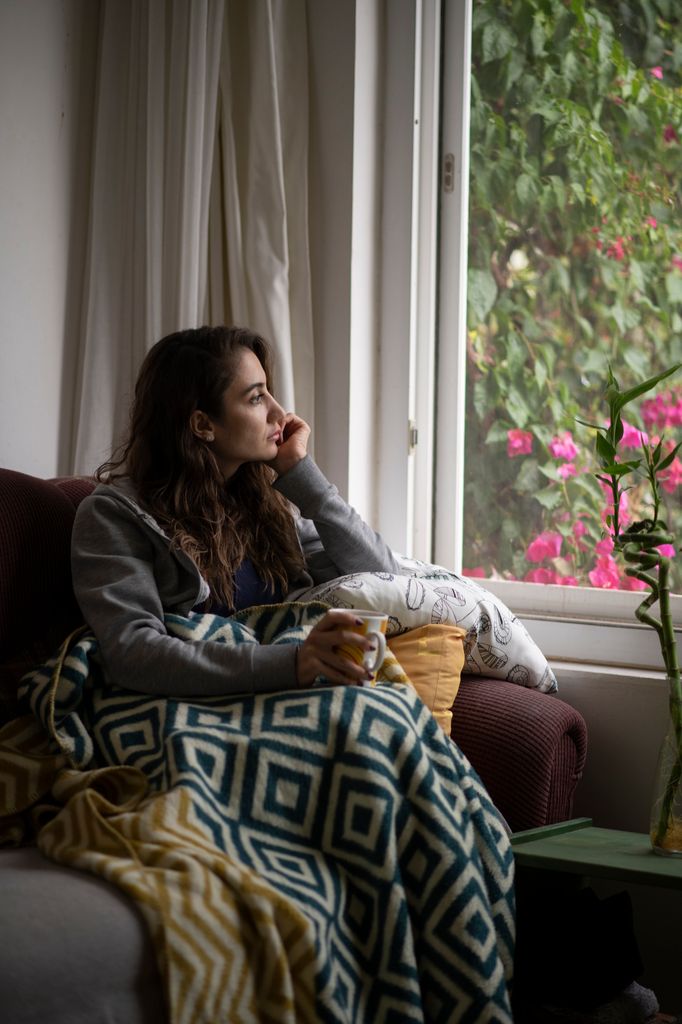 chica mirando ventana