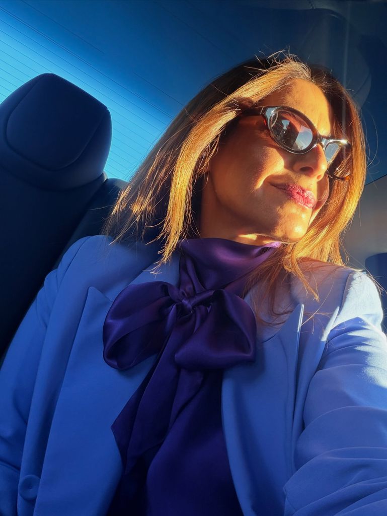 Nuria Roca con un total look morado y camisa de lazo (octubre, 2026)