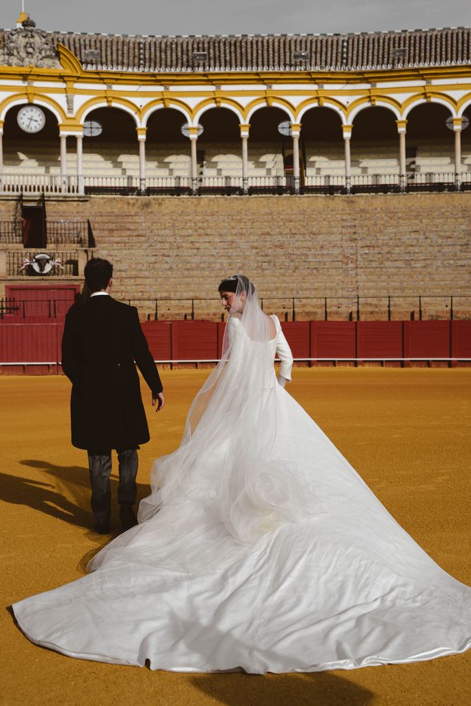 Look de novia de AHT Studio con tejidos antiguos