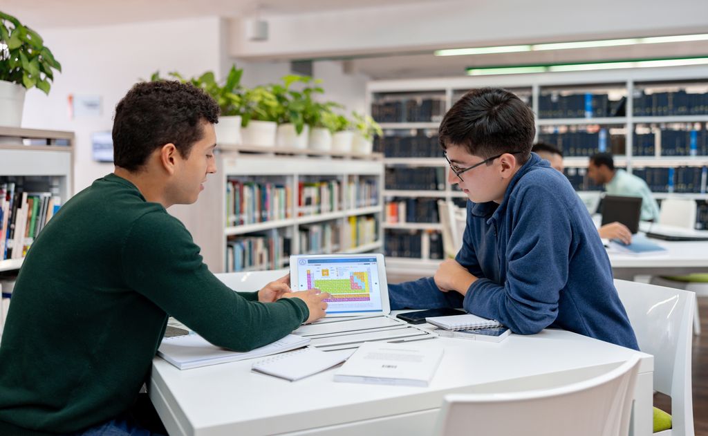 Estudiantes en la biblioteca de la universidad