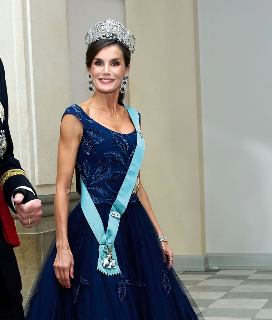 Majestuosa, con la tiara "Flor de Lis", una de más importantes del joyero de los Borbón.