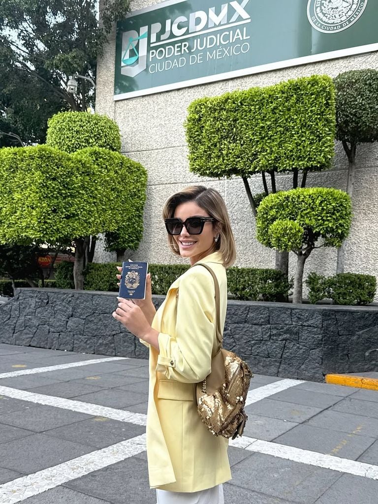 Aleska Génesis posó feliz a las afueras de la procuraduría, con su pasaporte en mano, victoriosa por haber quedado libre de acusaciones en su contra