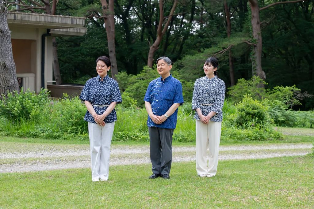 Los emperadores Naruhito y Masako, junto a su única hija, la princesa Aiko, reciben a la prensa en su tradicional retiro de verano