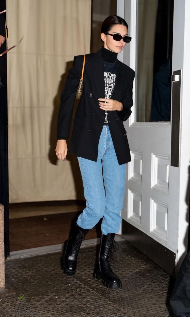 kendall jenner con blazer negro t shirt estampada jeans claros lentes de velvet canyon y combats boots de prada
