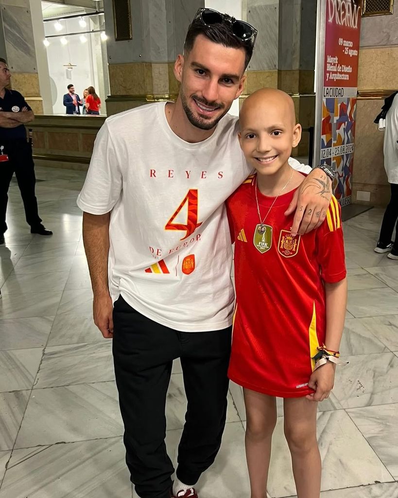 Una foto del futbolista junto a la pequeña
