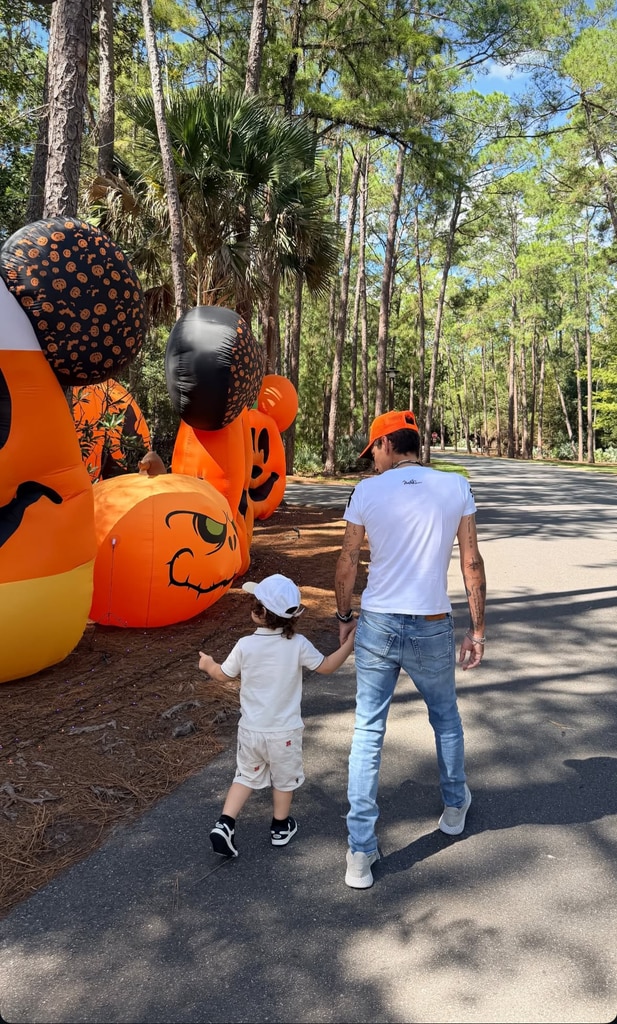 Marc Anthony y su hijo Marquitos paseando en Disney World.