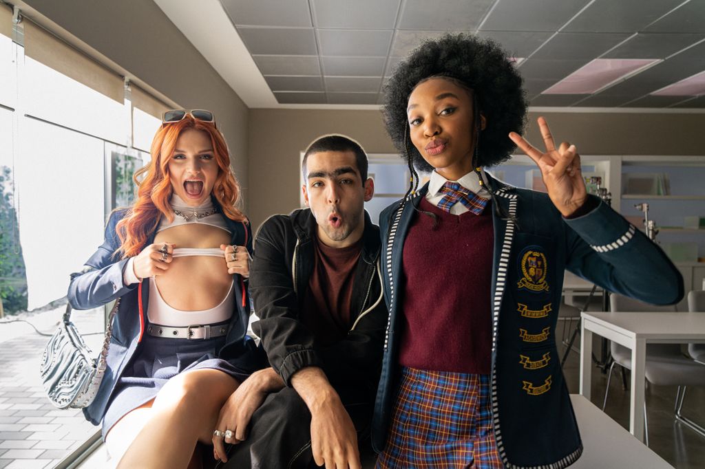 Chloe, Omar y Fikile en una de las aulas del instituto