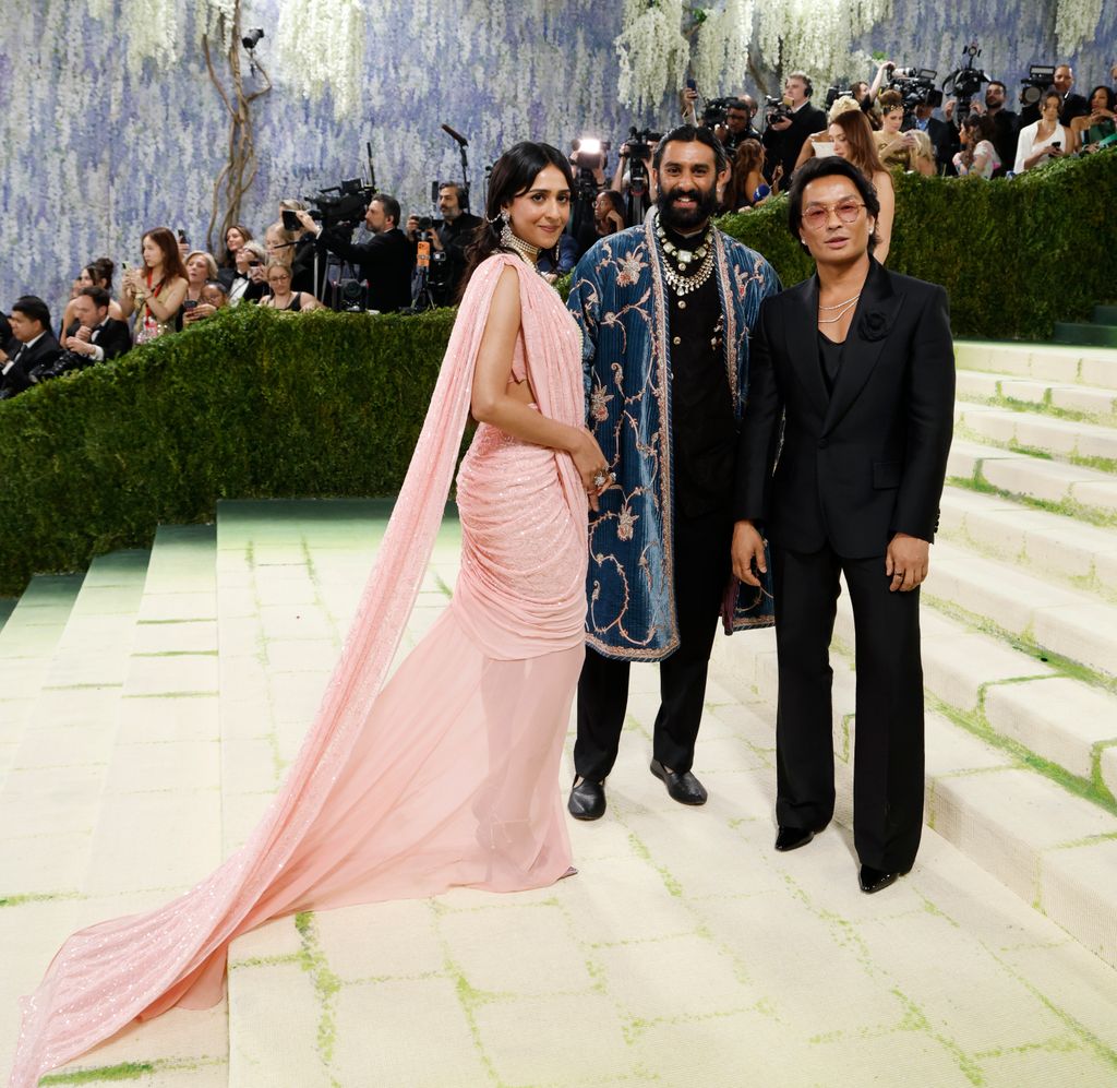 La princesa Gauravi Kumari y su hermano, Sawai Padmanabh Singh, el maharajá de Jaipur, junto al diseñador Prabal Gurung.