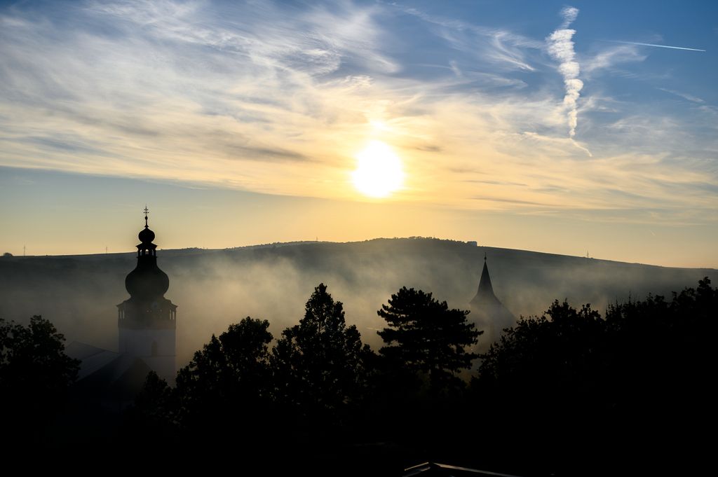 Tokaj despierta entre colinas suaves y brumas: un paisaje que explica por qué aquí el vino es casi una leyenda.