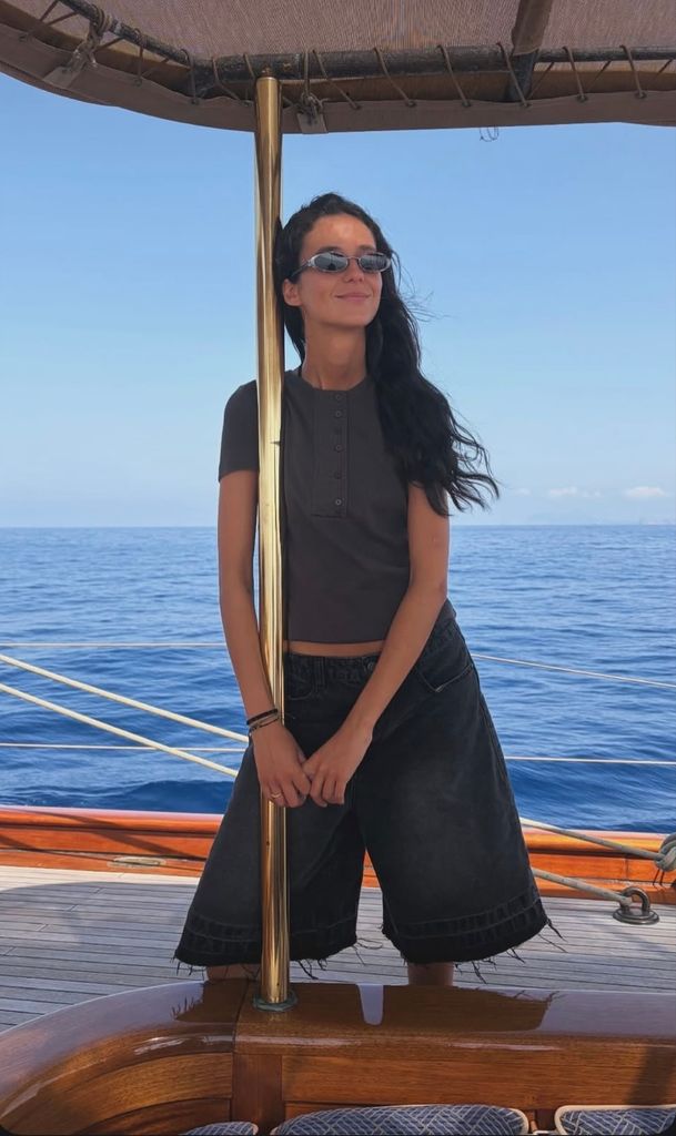 Victoria Federica de vacaciones en barco con un look urbano, 2026.