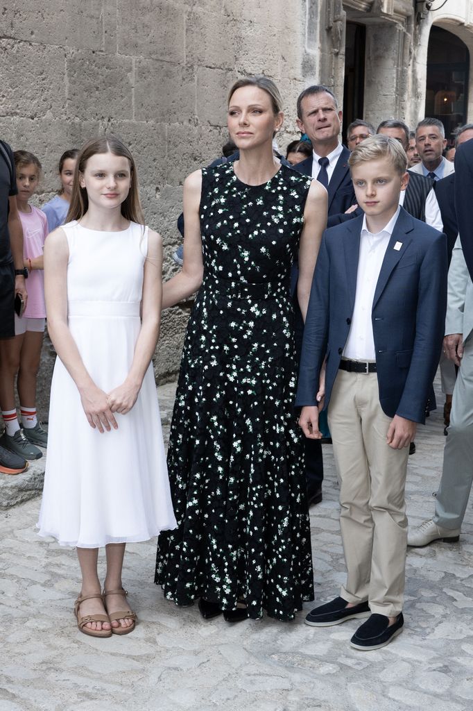 Charlene de Mónaco, elegante junto a Alberto y sus hijos en Les Baux-de-Provence