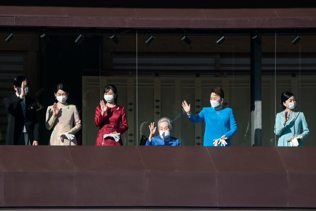 Plano medio de la familia imperial de japón saludando desde un balcón