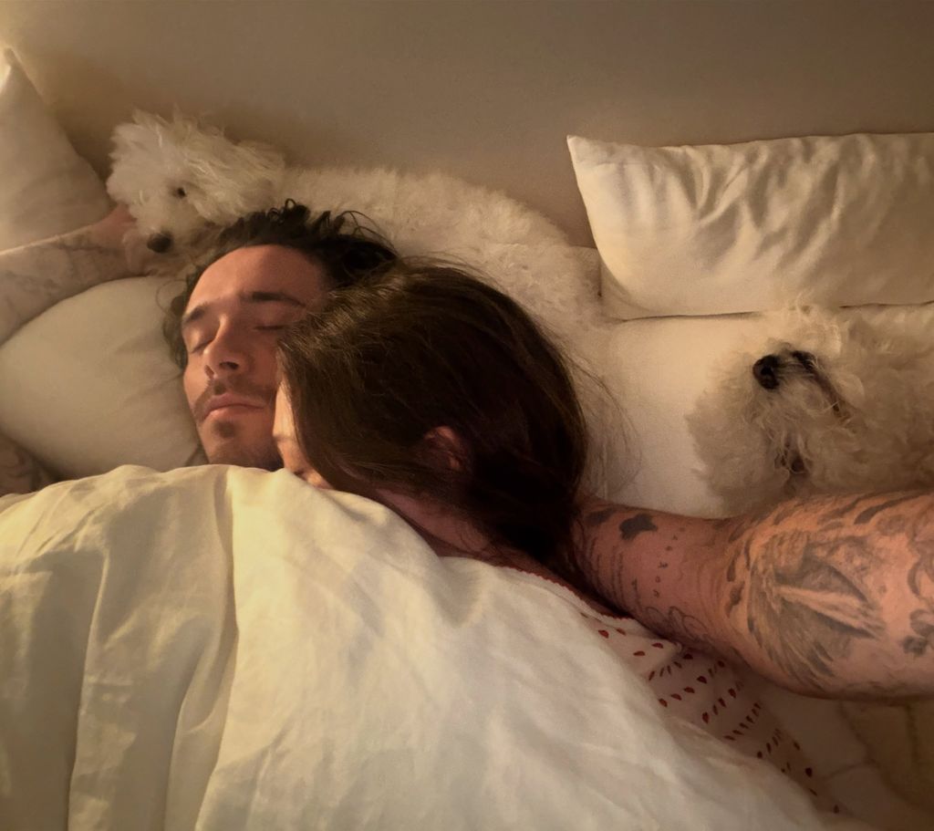 Brooklyn y Nicola comparten esta foto íntima en su dormitorio con sus mascotas