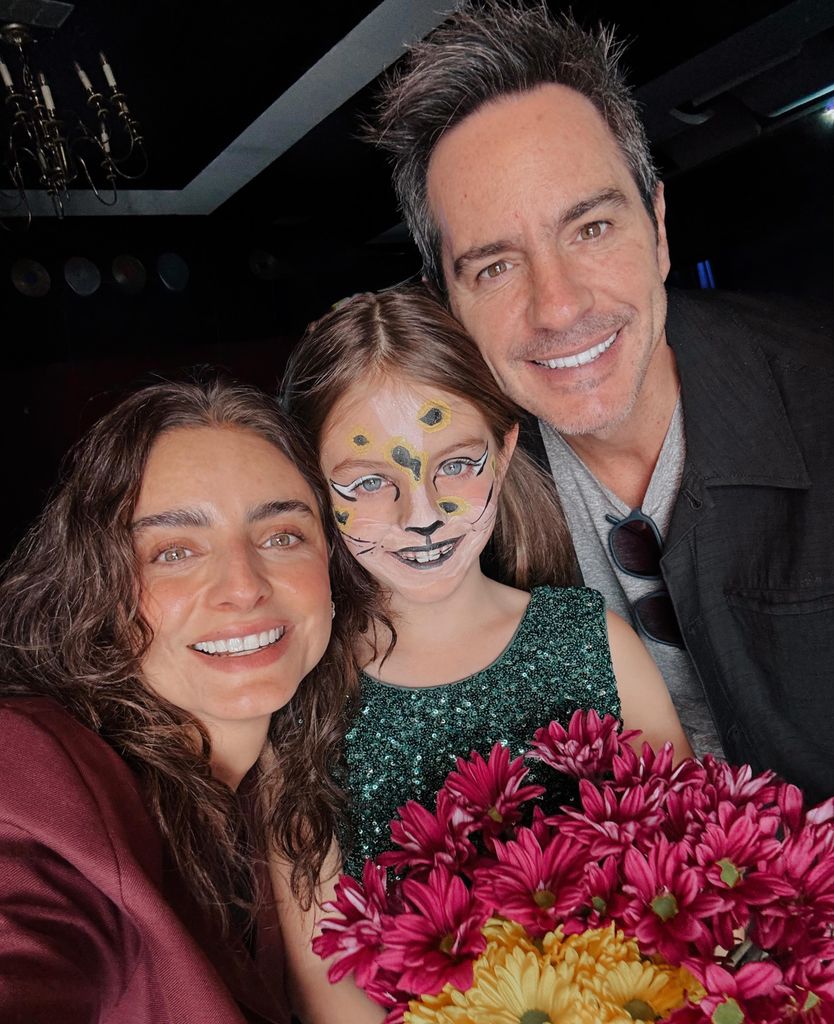Mauricio Ochmann y Aislinn Derbez acompañaron felices a su hija en una presentación de arte