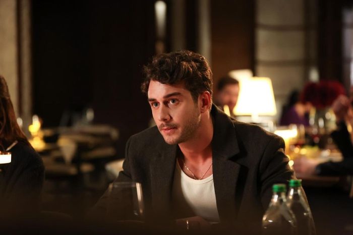 Taylan (Onur Seyit Yaran)  mira con recelo el nuevo matrimonio de su padre en 'Yandaki Oda'
