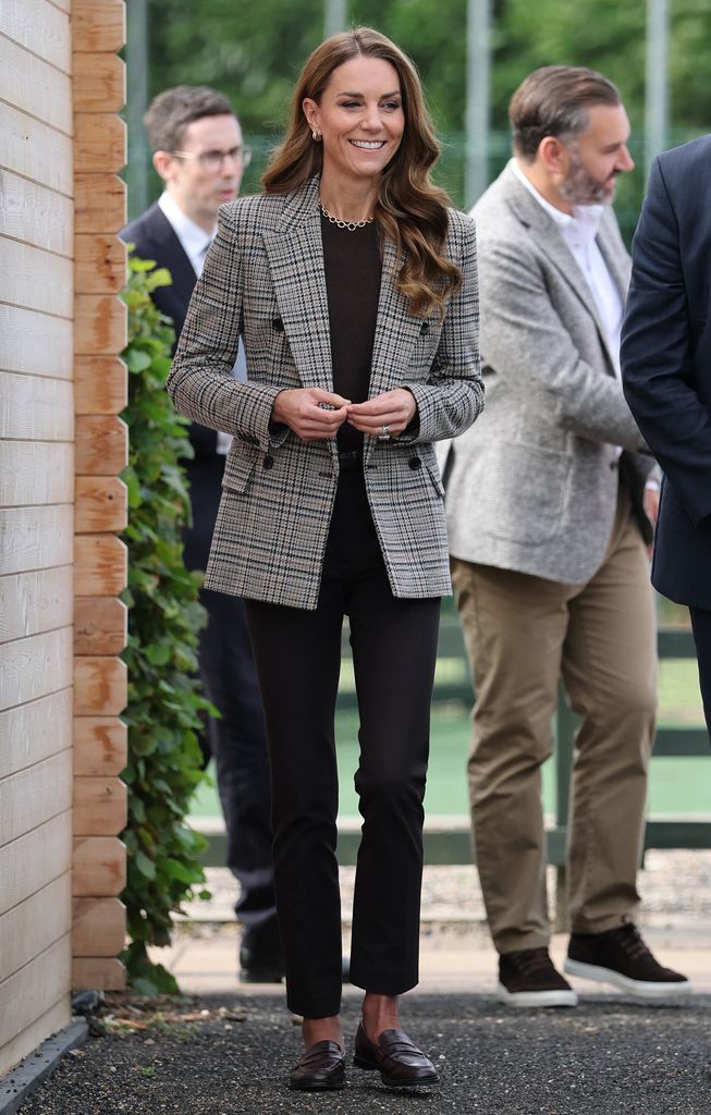 Kate Middleton con blazer de cuadros y mocasines en un paseo por el campo